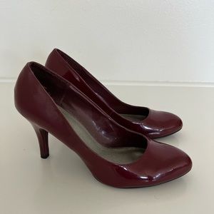 Women’s heels, size 9 (maroon-ish)